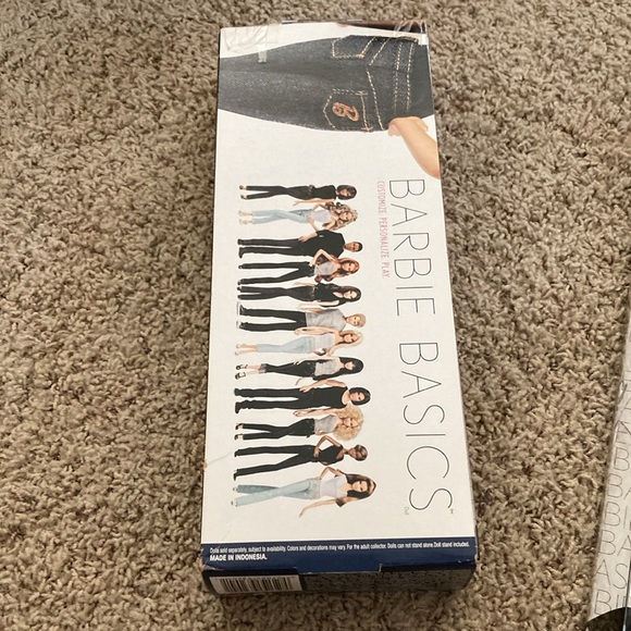 New Barbie Basics model number 02 collection 002 black label - Picture 2 of 2